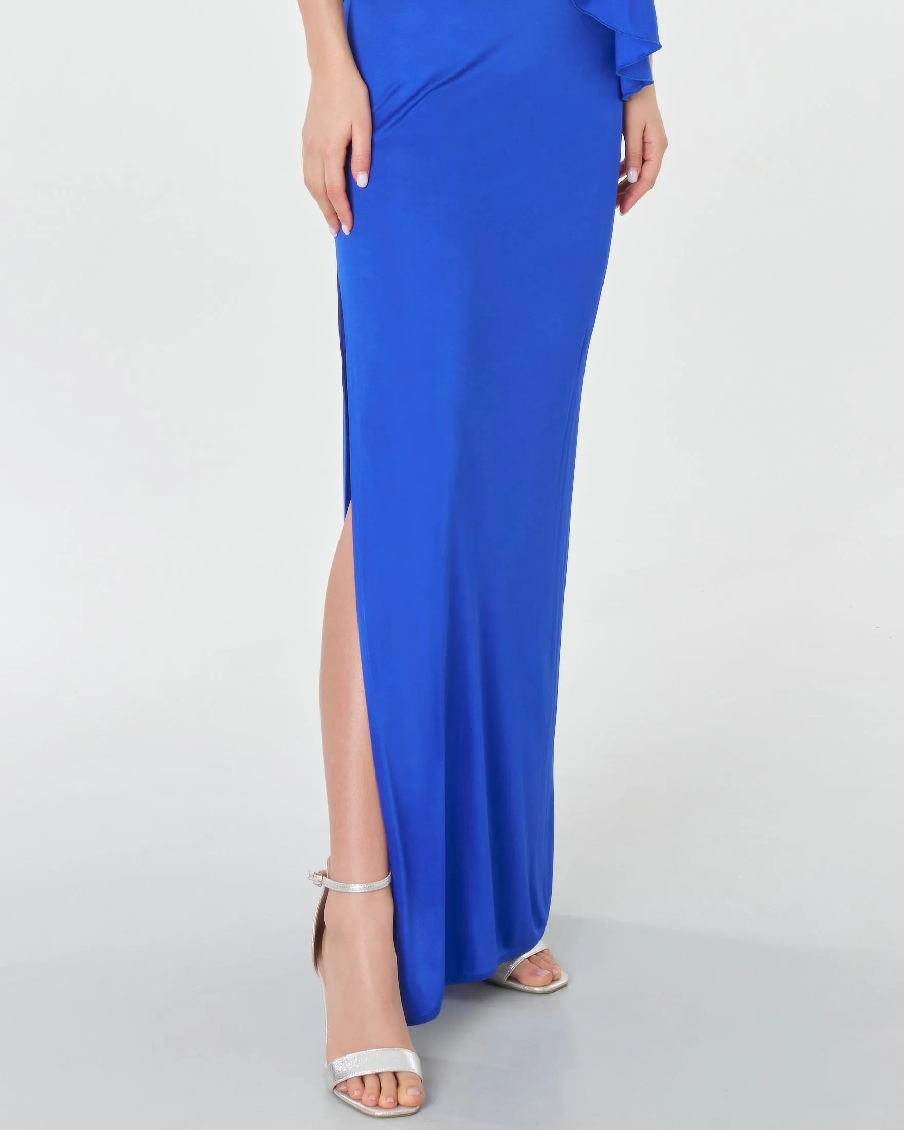 Abito lungo monospalla blu China aderente in jersey shiny con maxi volant sullo scollo